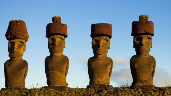 Moai o estatuas gigantes en la Isla de Pascua con un sombrero