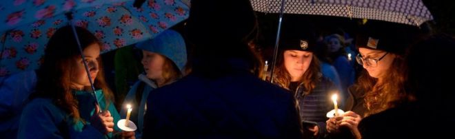 Члены сообщества Squirrel Hill собрались вместе на организованную студентами свечу в память о тех, кто умер в начале дня во время стрельбы в синагоге Tree of Life в районе Squirrel Hill в Питтсбурге 27 октября 2018 года