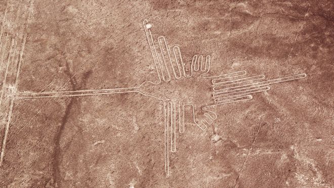 Desenho de uma ave gigante em Nasca