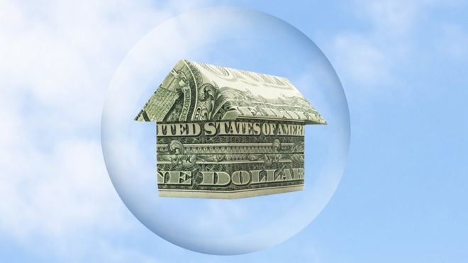Burbuja con casa hecha de dólares