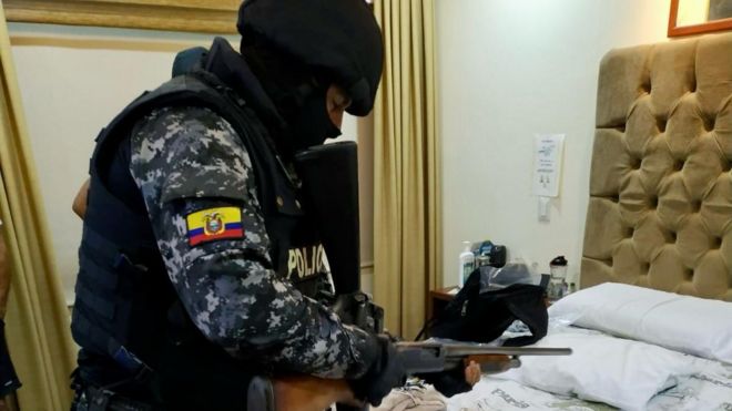 Un policía con un arma en un allanamiento en Ecuador 