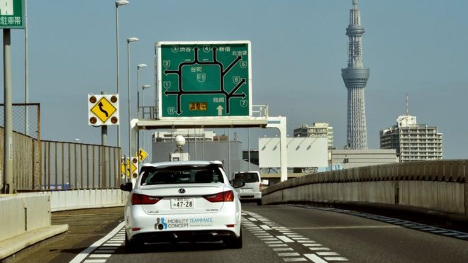 Японский автогигант Toyota демонстрирует автономное вождение с Lexus GS450h на столичном шоссе Токио во время презентации передовых технологий Toyota в Токио 6 октября 2015 года