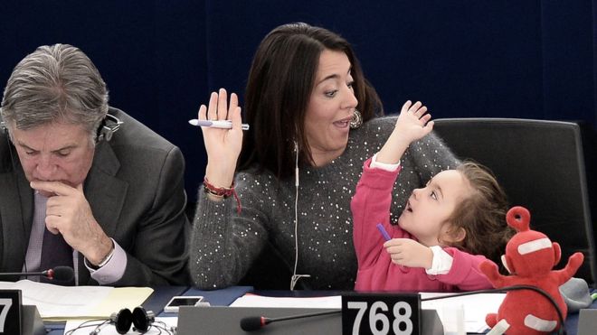 Лиция Ронзулли с дочерью в Европарламенте