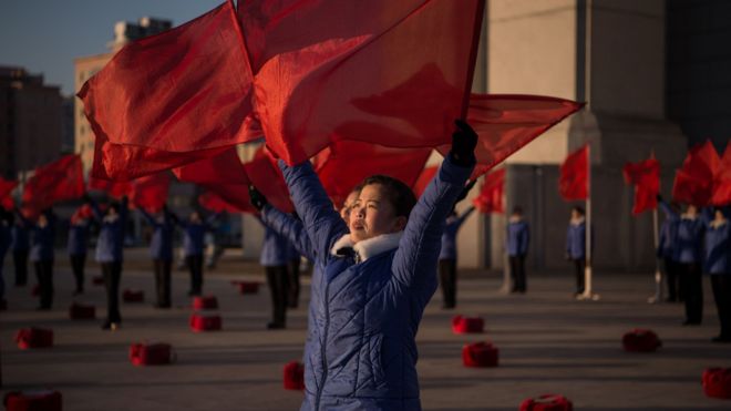 Пропагандистская труппа выступает перед Триумфальной аркой в ??последний день 200-дневной кампании массовой мобилизации в Пхеньяне 15 декабря 2016 года