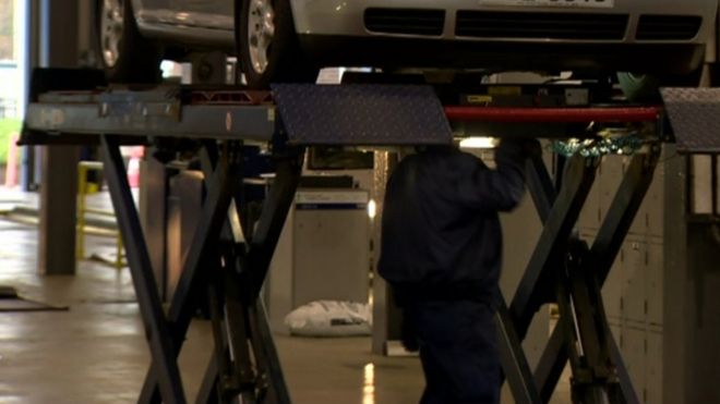 Ножничные подъемники используются в центрах ТО для осмотра автомобилей под днищем