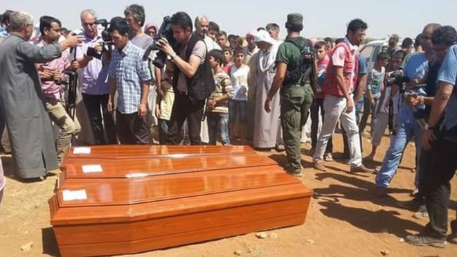 Гробы с телами Алана Курди и других членов его семьи