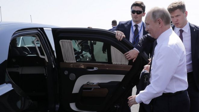 Vladimir Putin sube a su limusina