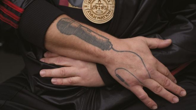 Крупным планом - татуировка микрофона на руке Стива