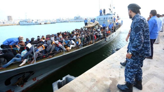 Мигранты, спасенные ливийской береговой охраной в Средиземном море у ливийского побережья, прибывают на военно-морскую базу в столице страны Триполи 26 мая 2017 года