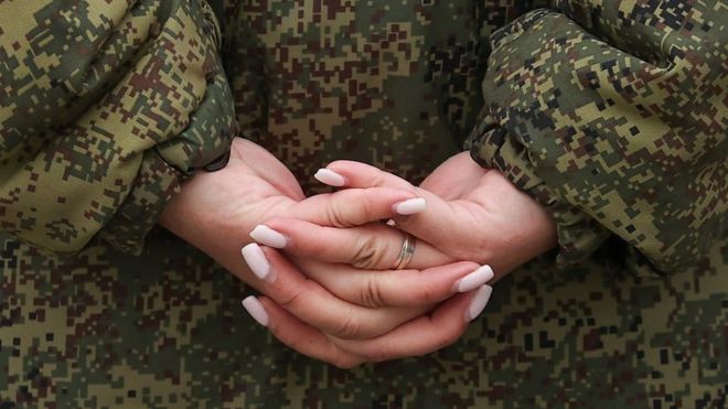 Как российских женщин-военных “подкладывают” под офицеров