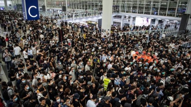 Антиправительственные протестующие в аэропорту Гонконга