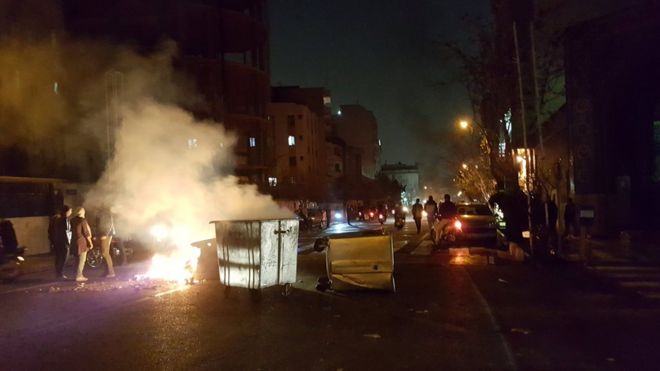 Люди протестуют в Тегеране, Иран (30 декабря 2017 года)