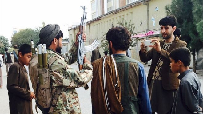 Боец талибов на главной площади Кундуза, 29 сентября 2015 года