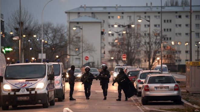 Сотрудники спецназа французской полиции принимают участие в операции 13 декабря 2018 года в районе Нойдорф в Страсбурге,