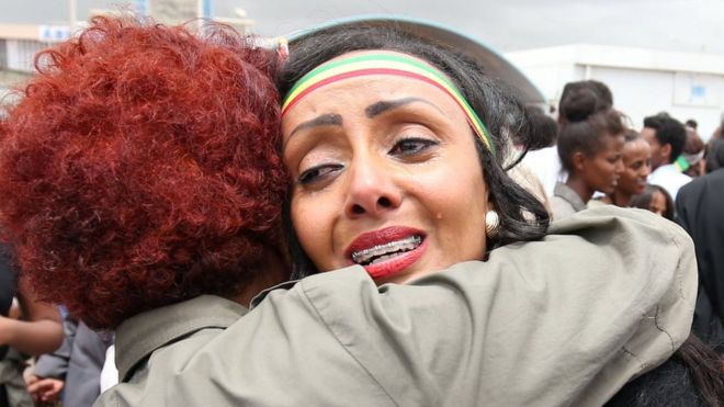 Родственники обнимаются после встречи в международном аэропорту Асмэры, после того, как один из них прилетел на борт самолета ET314 авиакомпании Ethiopian Airlines в Асмэре, Эритрея, 18 июля 2018 года.