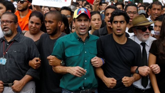 Энрике Каприлес во время дани студенту, убитому во время протестов в Каракасе 26 апреля