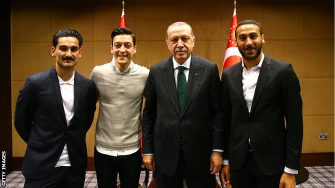 Илкай Гюндоган и Месут Озил вместе с Ченк Тосуном из Эвертона позируют с президентом Турции