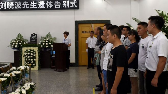 一些出席刘晓波告别式的人的样子被模糊化