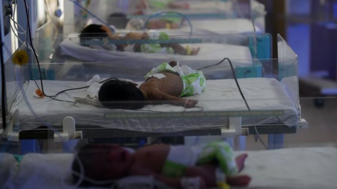 На этой фотографии, сделанной 26 апреля 2016 года, новорожденные лежат в родильном отделении государственной больницы в Гвалио