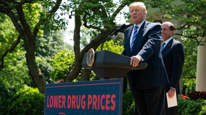Президент США Дональд Трамп выступает с министром здравоохранения и социальных служб Алексом Азаром (R) о снижении стоимости лекарств в Розовом саду в Белом доме в Вашингтоне, округ Колумбия, 11 мая 2018 года.