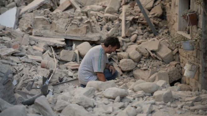 Un hombre llora ante los escombros que dejó el terremoto en Italia