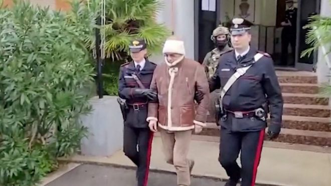 لحظة اعتقال زعيم المافيا الإيطالية بعد 30 عاما من الهروب