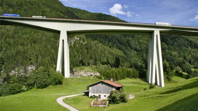 Viaduto de auto-estrada nos Alpes, Itália