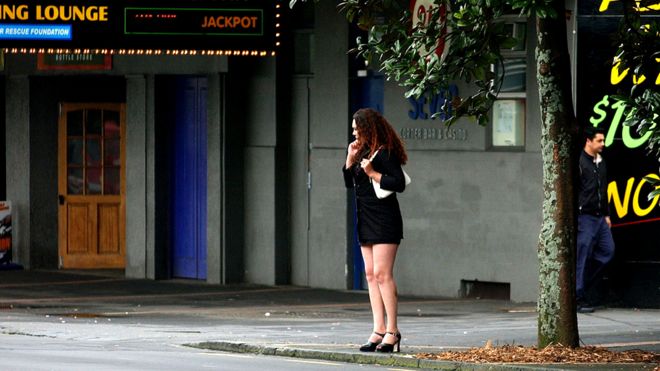 Женщина работает проституткой на Карангахапе-роуд в Окленде в 2003 году, вскоре после принятия нового закона, легализующего проституцию