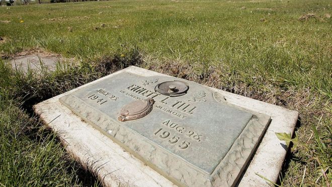Мемориальная доска отмечает место захоронения Эмметта Тилла на кладбище в Иллинойсе