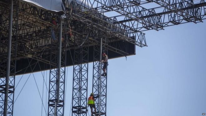 Рабочие строят сцену для концерта в Гаване Rolling Stones в Гаване в конце этого месяца (10/03/2016)