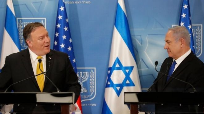 Госсекретарь США Майк Помпео (слева) и премьер-министр Израиля Биньямин Нетаньяху на совместной пресс-конференции в министерстве обороны в Тель-Авиве 29 апреля 2018 года