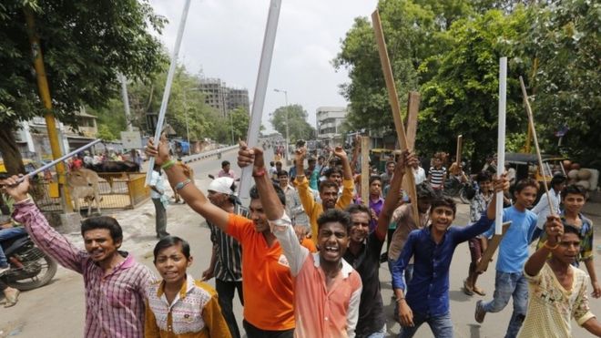 Члены индийской общины далит из низших каст и выкрикивают лозунги в Ахмедабаде, Индия, в среду, 20 июля 2016 года.