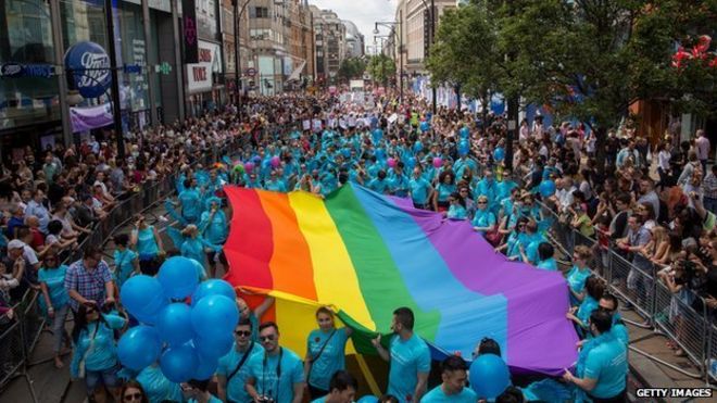 Члены сообщества лесбиянок, геев, бисексуалов и трансгендеров (ЛГБТ) принимают участие в параде гордости в Лондоне