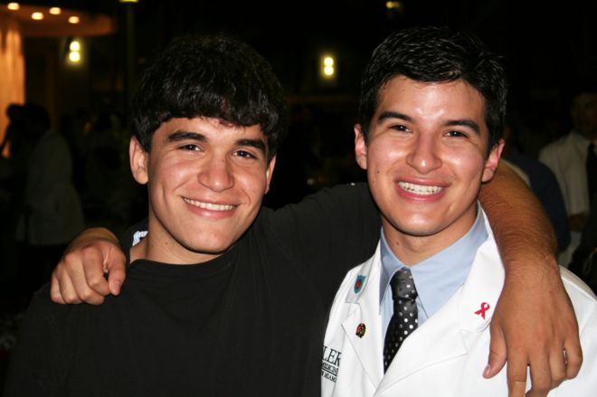 Салинас, изображенный с его братом, во время его медицинской подготовки
