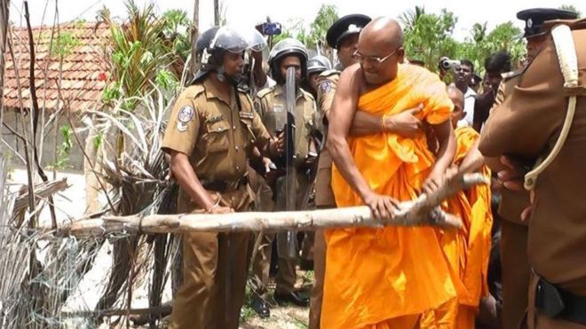 இலங்கை: காணி உரிமை தொடர்பாக போலீஸ் - பொது மக்கள் இடையே பதட்டம்