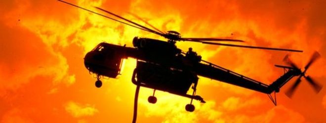 Вертолет готовится к борьбе с лесными пожарами в государственном парке Виктория Бунип
