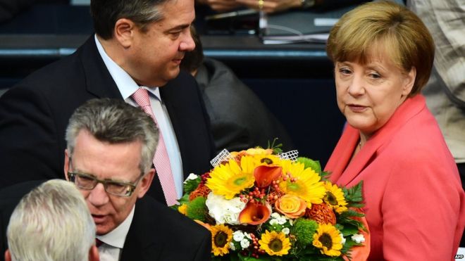 Ангела Меркель получает цветы ко дню рождения в бундестаге (17 июля)