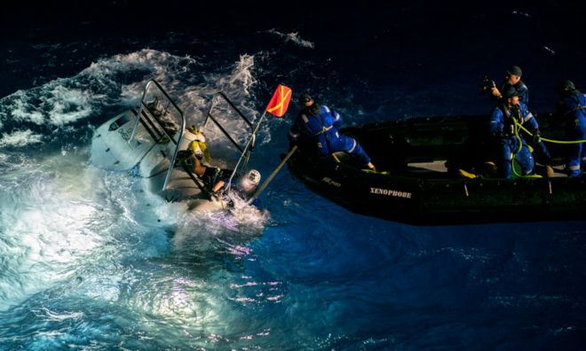Embarcação de apoio a mergulho (DSV, na sigla em inglês) se prepara para expedição no mar, acompanhada por diversos membros da equipe