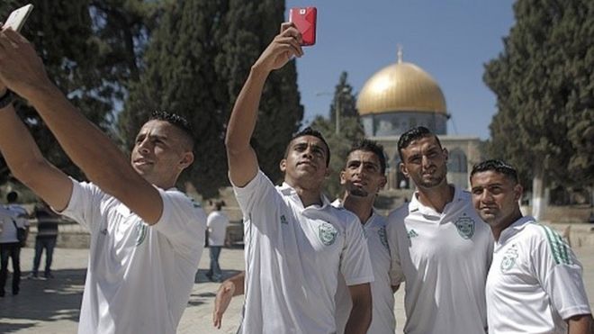 فلسطينيون يلتقطون صورا في باحات المسجد الأقصى