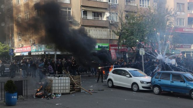 Курдские протестующие сталкиваются с турецкой полицией, когда они протестуют против турецкого правительства в Диярбакыре, Турция