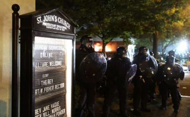 Police clash with protesters near St John's Church in Washington DC. Photo: 31 May 2020