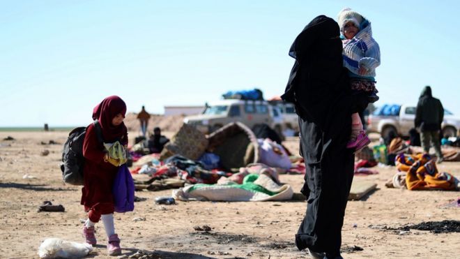 Женщина и дети прибывают в Багхуз