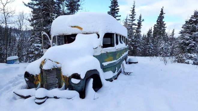 Автобус Into the Wild в снегу