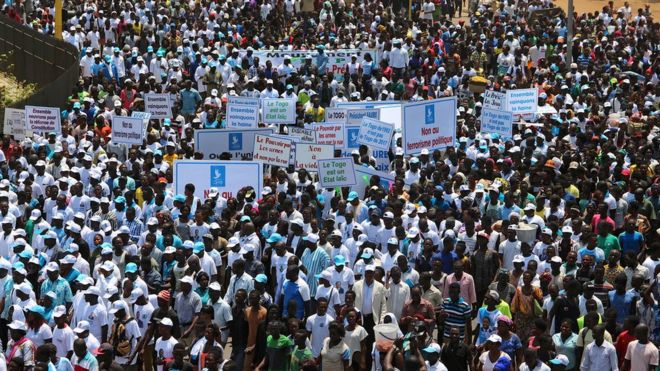 Сторонники президента Фора Гнассингбе принимают участие в марше в его поддержку в Ломе, Того, 20 сентября 2017 г.