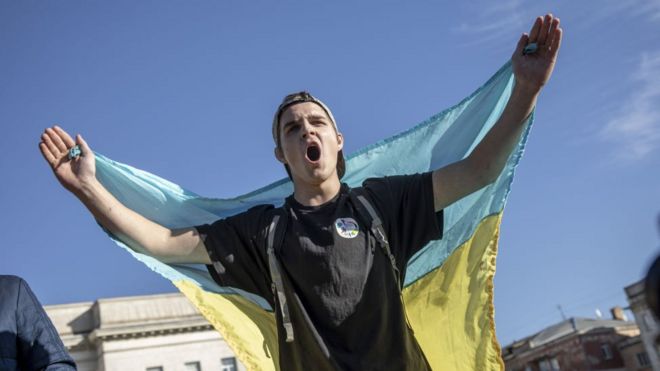Joven celebra en Jersón tras ser recuperada por fuerzas ucranianas.