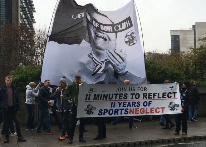 Фанаты Ньюкасла Юнайтед протестуют возле парка Сент-Джеймс