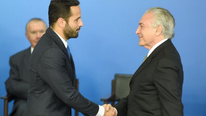 Исполняющий обязанности президента Бразилии Мишель Темер (справа) приветствует нового министра культуры Марсело Калеро во время его церемонии приведения к присяге во Дворце Планалто, резиденции правительства в Бразилиа, 24 мая 2016 года.