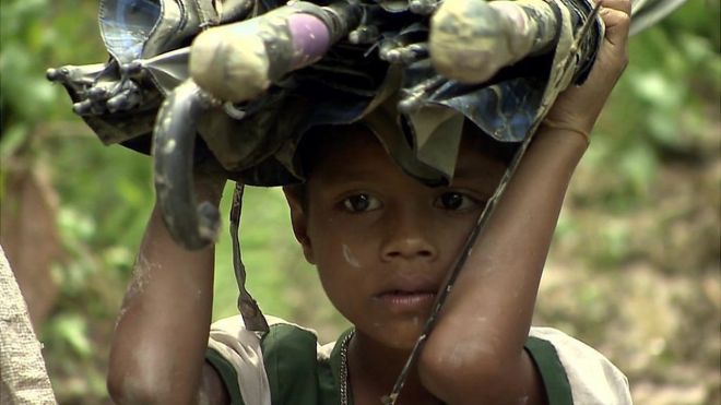ミャンマー西部ラカイン州で、少数派イスラム教徒「ロヒンギャ」とみられる武装集団の襲撃を受け同国の治安部隊が掃討作戦を行うなか、何千人ものロヒンギャの人々が隣国バングラデシュに避難しようとしている。