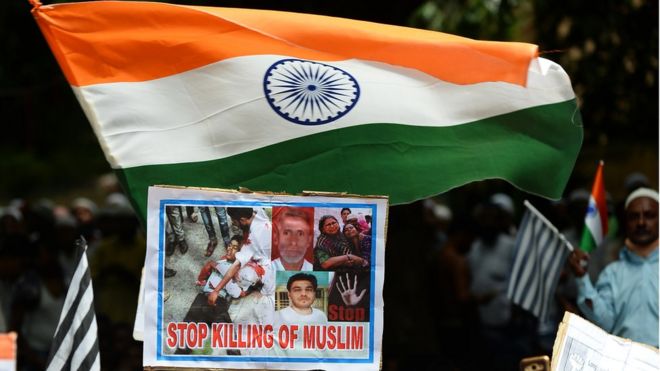 Активисты и сторонники индийской исламской огранизации Джамиат Улама-и-Хинд держат национальные флаги и плакаты Индии, участвуя в акции протеста «Марш мира» в Нью-Дели 13 августа 2017 года