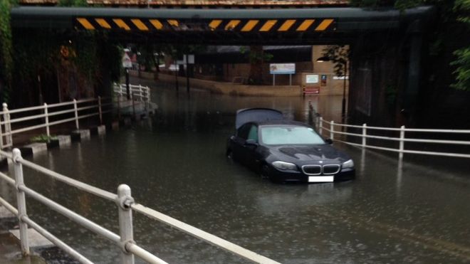 Заброшенный автомобиль посреди внезапного наводнения на юге Лондона